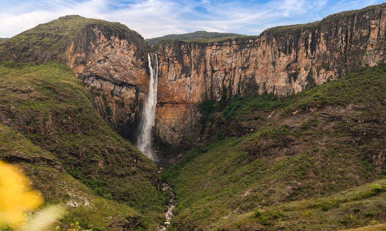 Conheça a Cachoeira do Tabuleiro, a mais alta de Minas Gerais
