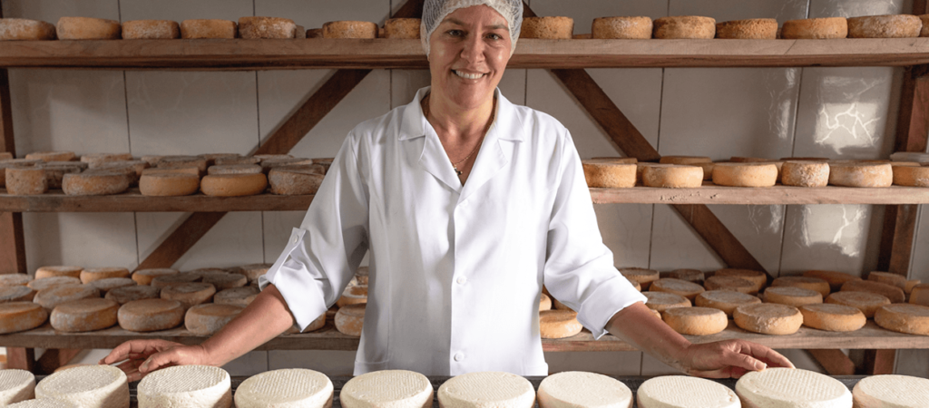 Produtora mostra queijos de diferentes tipos de maturação